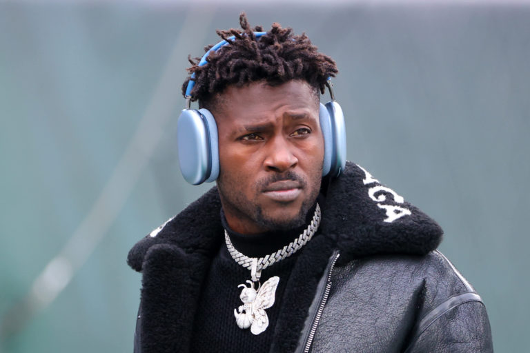 Antonio Brown considers suing Buccaneers following his launch
