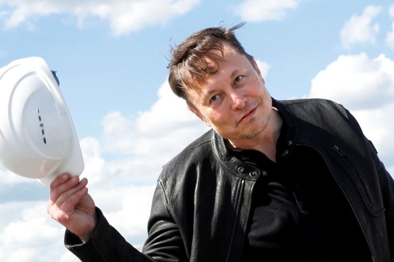 Elon Musk unloaded billions of Tesla inventory—and nonetheless owns greater than final yr