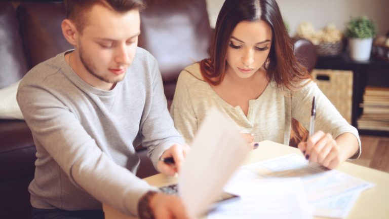 1 in 5 American employees runs out of cash earlier than payday, survey finds