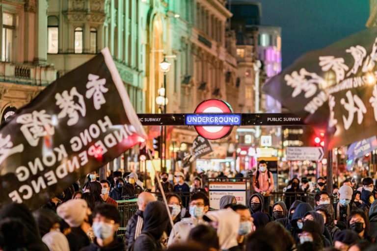 100,000 apply to dwell in United Kingdom