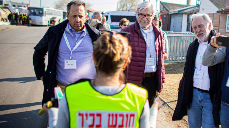 Vikings proprietor Mark Wilf aided refugees at Poland border