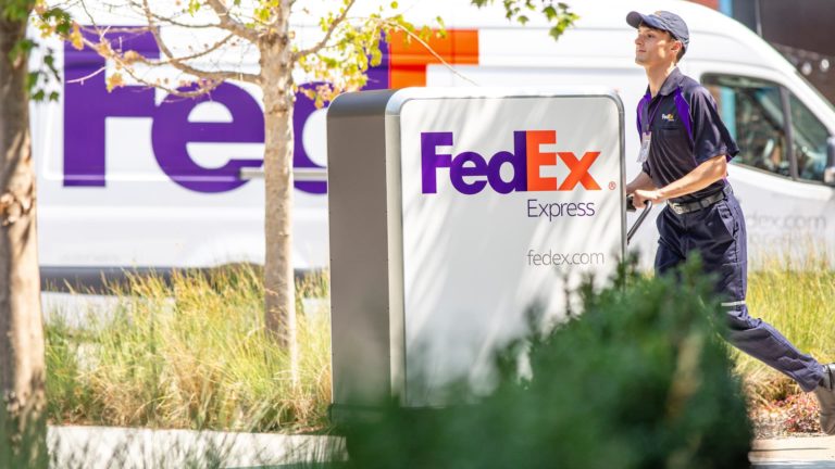FedEx assessments electrical carts for last-mile supply in U.S. and Canadian cities