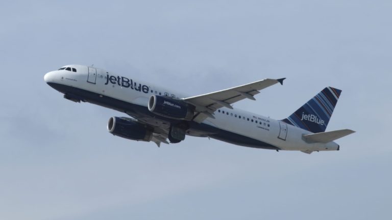 JetBlue gives flight attendants $1,000 attendance bonuses for spring journey surge