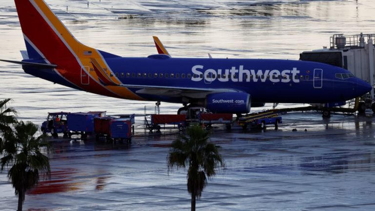 Airways cancel a whole bunch of weekend flights as storms sweep by means of Florida