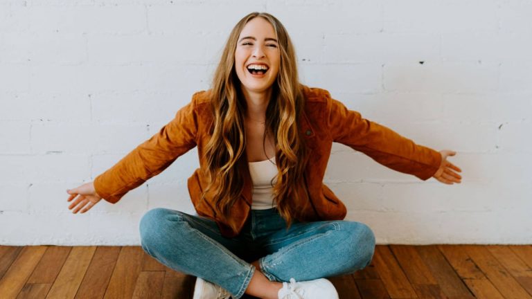 A 28-year-old who made $100,000 in passive earnings ‘in simply at some point’ shares 5 books that helped her get began