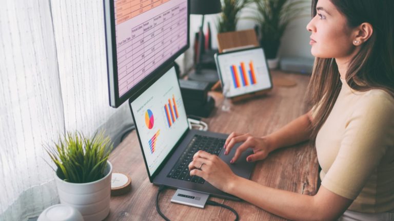 Right here’s why ladies are higher traders than males