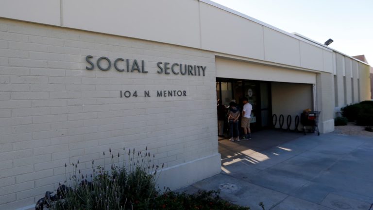 Individuals ready at Social Safety places of work face lengthy traces in excessive warmth