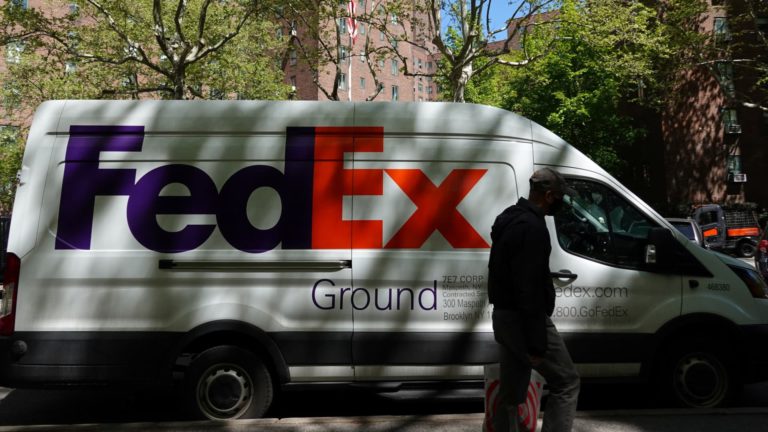 FedEx (FDX) reviews Q1 earnings