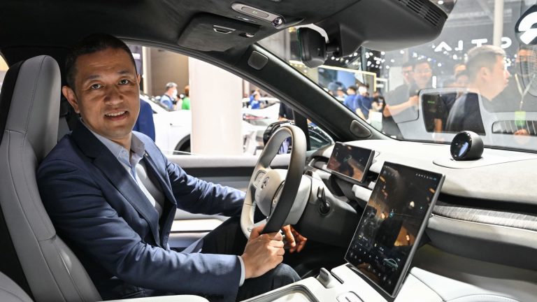 Nio cuts costs for its automobiles — and delays enterprise enlargement plans