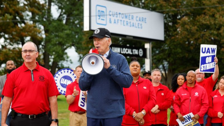 Biden stands with hanging UAW autoworkers in Michigan