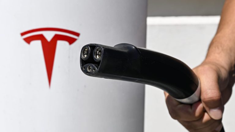 Tesla to put in charging stations at 2,000 Hiltons in North America