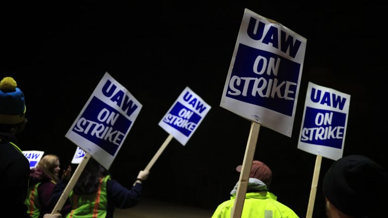 Cramer urges buyers to stay with Ford, regardless of strike dangers