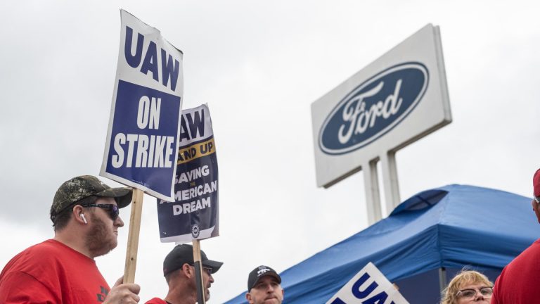 Ford reinstates 2023 steerage, says UAW deal to value $8.8 billion