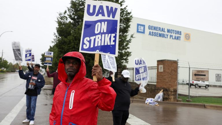 Union employees seem poised to reject contract