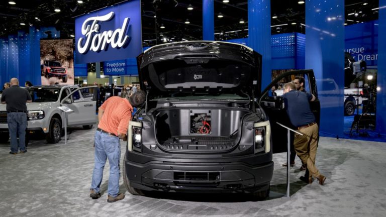 Why Ford ought to double down on hybrids because it backs off EVs