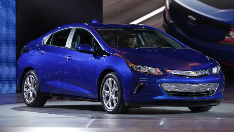 GM to launch plug-in hybrid automobiles, backtracking on product plans