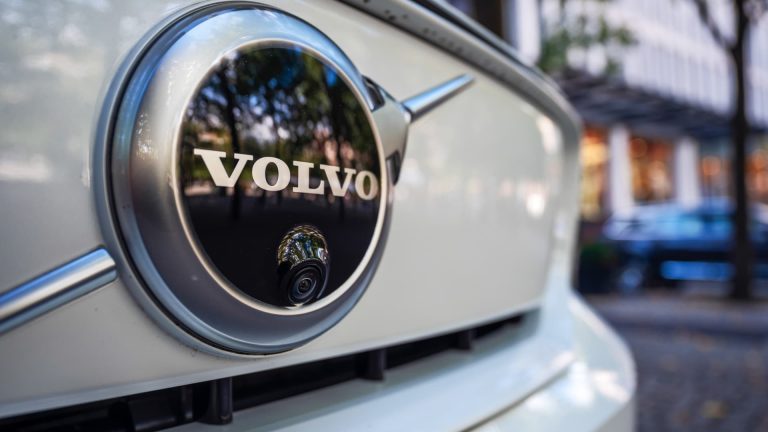 Sweden’s Volvo Automobiles scraps plan to solely promote electrical autos by 2030